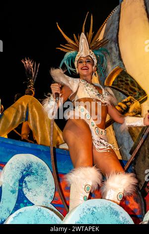 Una bella giovane donna che balla su Un galleggiante di Carnevale nel Corsodromo all'annuale Carnaval del Pais, Gualeguaychu, provincia di Entre Rios, Argentina. Foto Stock