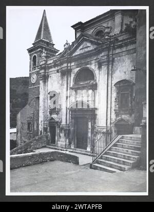 Abruzzo Pescara popoli SS. Trinita. Hutzel, Max 1960-1990 Post-medievale: Architettura settecentesca con tre portali e tamburo ottagonale per cupola. Il fotografo e studioso tedesco Max Hutzel (1911-1988) fotografò in Italia dai primi anni '1960 fino alla sua morte. Il risultato di questo progetto, citato da Hutzel come foto Arte minore, è un'accurata documentazione dello sviluppo storico dell'arte in Italia fino al XVIII secolo, che comprende oggetti degli Etruschi e dei Romani, nonché monumenti altomedievali, romanici, gotici, rinascimentali e barocchi. Le immagini sono organizzate in base alla registrazione geografica Foto Stock