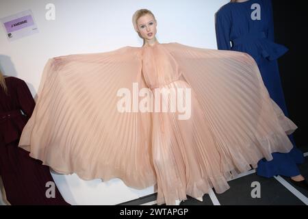 Momenti di backstage alla settimana della moda Ucraina durante la settimana della moda di Londra al BFC Show Space, l'hotel Old Selfridges il 17 febbraio 2024 a Londra, E. Foto Stock