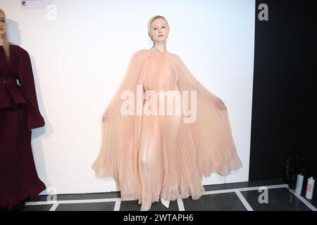 Momenti di backstage alla settimana della moda Ucraina durante la settimana della moda di Londra al BFC Show Space, l'hotel Old Selfridges il 17 febbraio 2024 a Londra, E. Foto Stock