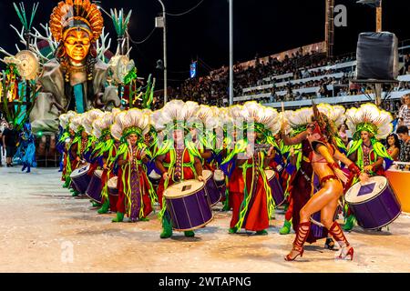 Un gruppo di tamburi e galleggiante di Carnevale nel Corsodromo presso l'annuale Carnaval del Pais, Gualeguaychu, provincia di Entre Rios, Argentina. Foto Stock