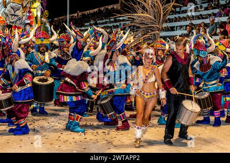 Un gruppo di danzatrici e giovani ballerine sfilata nel Corsodromo all'annuale Carnaval del Pais, Gualeguaychu, provincia di Entre Rios, Argentina. Foto Stock