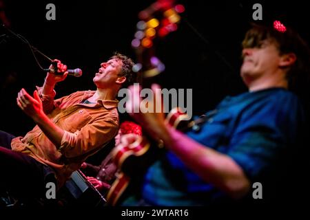 Edimburgo, Scozia. Sabato 16 marzo 2024. Il cantautore folk inglese Sam Lee sul palco di Summerhall. Questa performance faceva parte di un tour nel Regno Unito che promuoveva il suo quarto album «songdreaming», pubblicato il 15 marzo 2024. A questo concerto si è Unito alla chitarra il produttore dell'album Bernard Butler - che ha precedentemente suonato la chitarra con Suede, David McAlmont, Bert Jansch, Ben Watt e Jessie Buckley - più James Keay (tastiere) e Joshua Green (batteria). Foto Stock