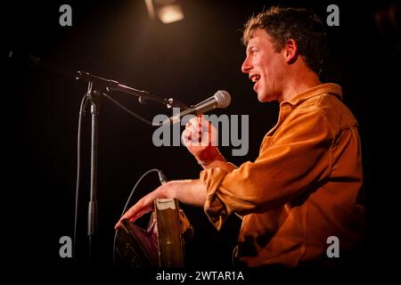 Edimburgo, Scozia. Sabato 16 marzo 2024. Il cantautore folk inglese Sam Lee sul palco di Summerhall. Questa performance faceva parte di un tour nel Regno Unito che promuoveva il suo quarto album «songdreaming», pubblicato il 15 marzo 2024. A questo concerto si è Unito alla chitarra il produttore dell'album Bernard Butler - che ha precedentemente suonato la chitarra con Suede, David McAlmont, Bert Jansch, Ben Watt e Jessie Buckley - più James Keay (tastiere) e Joshua Green (batteria). Foto Stock