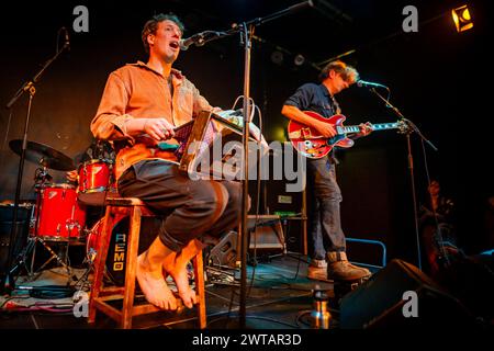 Edimburgo, Scozia. Sabato 16 marzo 2024. Il cantautore folk inglese Sam Lee sul palco di Summerhall. Questa performance faceva parte di un tour nel Regno Unito che promuoveva il suo quarto album «songdreaming», pubblicato il 15 marzo 2024. A questo concerto si è Unito alla chitarra il produttore dell'album Bernard Butler - che ha precedentemente suonato la chitarra con Suede, David McAlmont, Bert Jansch, Ben Watt e Jessie Buckley - più James Keay (tastiere) e Joshua Green (batteria). Foto Stock