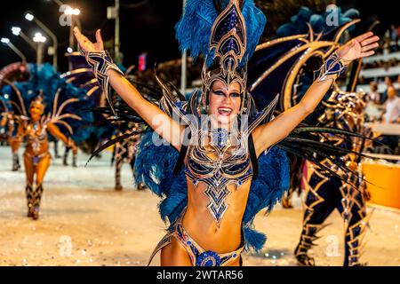 Una bella giovane donna argentina che danzava nel Corsodromo durante l'annuale Carnaval del Pais, Gualeguaychu, provincia di Entre Rios, Argentina. Foto Stock