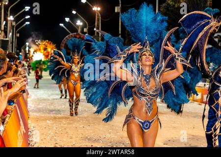 Una bella giovane donna argentina che danzava nel Corsodromo durante l'annuale Carnaval del Pais, Gualeguaychu, provincia di Entre Rios, Argentina. Foto Stock