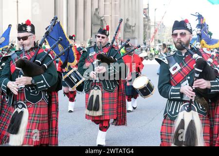 St Louis, Stati Uniti. 16 marzo 2024. I Bagpipers marciano e si esibiscono durante il St. Louis St Patricks Day Downtown Parade a St Louis sabato 16 marzo 2024. Foto di Bill Greenblatt/UPI credito: UPI/Alamy Live News Foto Stock