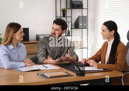 Coppia che ha un incontro con l'avvocato in carica Foto Stock
