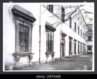 Lazio Roma Frascati Villa Mondragone. Hutzel, Max 1960-1990 vedute esterne delle facciate esterne e del cortile della villa del 16° secolo, ora una scuola gesuita. Copertura dettagliata del Portico del Vignola (XVII sec.). Vista della fontana e dell'obelisco. Vista interna della camera, Salone degli Svizzeri, sala dei Cariati, Cappella di S. Gregorio.   Antichità: Ninfeo Romano, sarcofagi e frammenti nel Giardino dei Papi. Il fotografo e studioso tedesco Max Hutzel (1911-1988) fotografò in Italia dai primi anni '1960 fino alla sua morte. Il risultato di questo progetto, citato da Hutzel come foto Arte minore, è l Foto Stock