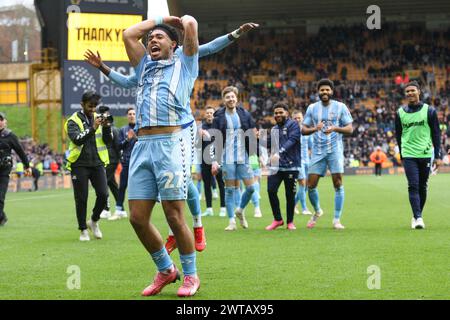 I giocatori del Coventry festeggiano dopo la partita durante i quarti di finale di fa Cup tra Wolverhampton Wanderers e Coventry City a Molineux, Wolverhampton, sabato 16 marzo 2024. (Foto: Gustavo Pantano | MI News) crediti: MI News & Sport /Alamy Live News Foto Stock