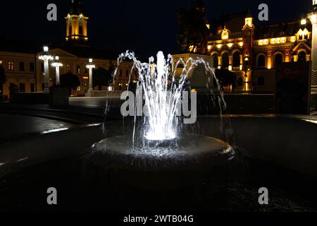 Fontana a Piata Unirii (Piazza dell'Unione) di notte nel centro di Oradea, Bihor County, Romania Foto Stock