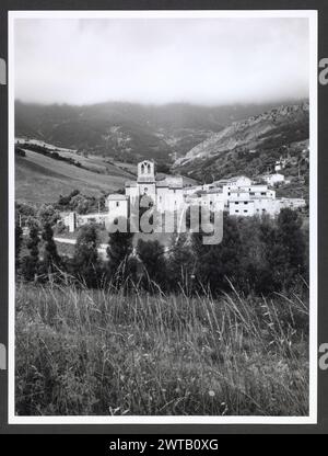 Abruzzo Teramo Carpineto della Nora Abbazia di S. Bartolomeo. Hutzel, Max 1960-1990 Badia fondata nel 962, ricostruita nel XII e XIII centesimo. Vista esterna del monumento, delle rovine e della campagna. L'architrave è ornato da vari tipi di figure animali. L'interno è basato sulla pianta di S. Clemente a Casauria. Vi è un ampio rilievo scultoreo sia sui capitelli che sull'altare, raffigurante ancora una volta fantasiosi animali e forme floreali. Il fotografo e studioso tedesco Max Hutzel (1911-1988) fotografò in Italia dai primi anni '1960 fino alla sua morte. Il risultato di questo progetto, referr Foto Stock