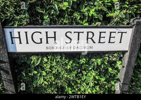 High Street, la principale via commerciale nel centro della città di Berkhamsted. Si trova su un percorso pre-romano conosciuto con il suo nome sassone Akeman Street Foto Stock