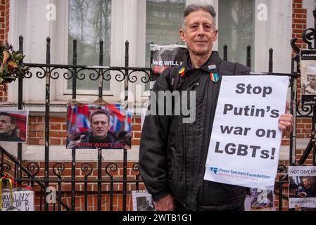 Londra, Regno Unito. 16 marzo 2024. Peter Tatchell, attivista per i diritti umani, si trova accanto alla foto di Alexei Navalny, di fronte all'ambasciata russa, durante la manifestazione. Peter Tatchell attivista per i diritti umani ha organizzato una protesta fuori dall'ambasciata russa nel fine settimana delle elezioni presidenziali russe. Perché la Corte Suprema russa ha definito il "movimento LGBT internazionale" un'organizzazione estremista nel novembre dello scorso anno. Credito: SOPA Images Limited/Alamy Live News Foto Stock