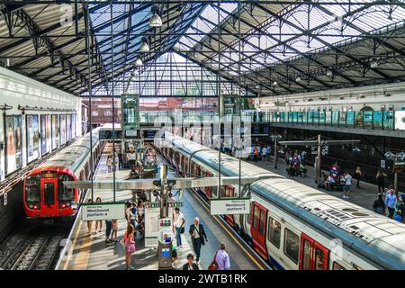 La stazione ferroviaria di Euston, aperta nel luglio 1837, è stata la prima stazione ferroviaria intercity di Londra ed è la sesta stazione ferroviaria più trafficata del Regno Unito Foto Stock