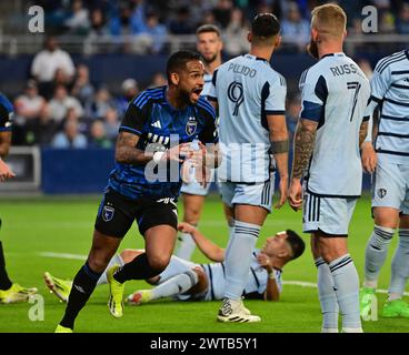 Kansas City, Stati Uniti. 16 marzo 2024. Il difensore dei terremoti di San Jose Vitor Costa (94) festeggia dopo aver segnato all'11 ° minuto. Lo Sporting KC ha ospitato San Jose in una partita di calcio della Major League Soccer allo stadio Children's Mercy Park di Kansas City, Kansas, sabato 16 marzo 2024. (Foto di Tim Vizer/Sipa USA) credito: SIPA USA/Alamy Live News Foto Stock