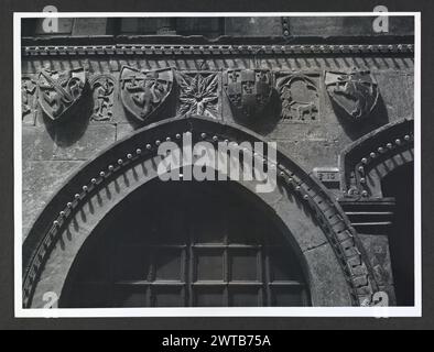 Abruzzo Pescara popoli Taverna Ducale1. Hutzel, Max 1960-1990 Medieval: Architettura Civica (c.1350); scultura architettonica, comprensiva di stemmi e rilievi. Il fotografo e studioso tedesco Max Hutzel (1911-1988) fotografò in Italia dai primi anni '1960 fino alla sua morte. Il risultato di questo progetto, citato da Hutzel come foto Arte minore, è un'accurata documentazione dello sviluppo storico dell'arte in Italia fino al XVIII secolo, che comprende oggetti degli Etruschi e dei Romani, nonché monumenti altomedievali, romanici, gotici, rinascimentali e barocchi. Le immagini sono organizzate per Foto Stock