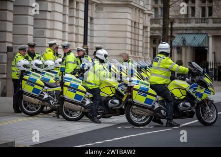 Londra, Regno Unito. 16 marzo 2024. Gli agenti motociclistici stanno parcheggiando vicino a Whitehall durante la protesta. L'organizzazione Stand Up to Racism ha organizzato una protesta presso l'Home Office di Londra, nel Regno Unito. Chiedere di fermare l'islamofobia e la deportazione. Dopo la protesta la folla marciò verso Downing Street per una festa rave. (Foto di Krisztian Elek/SOPA Images/Sipa USA) credito: SIPA USA/Alamy Live News Foto Stock