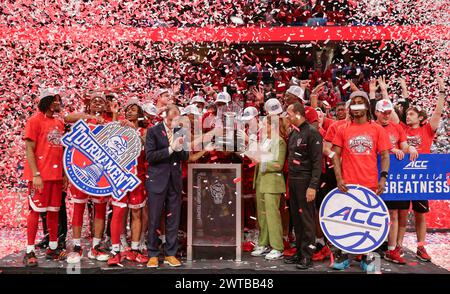 16 marzo 2024: La squadra di pallacanestro maschile della NS State accetta il trofeo ACC dopo la partita di campionato del torneo maschile di pallacanestro ACC tra la University of North Carolina Tarheels e la NC State Wolfpack alla Capital One Arena di Washington, DC Justin Cooper/CSM (Credit Image: © Justin Cooper/Cal Sport Media) Foto Stock