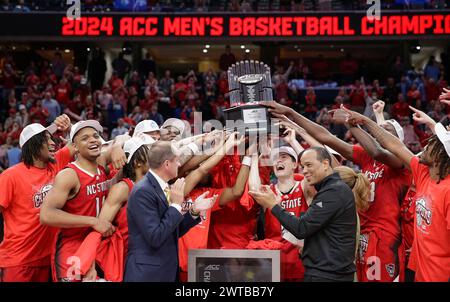 16 marzo 2024: La squadra di pallacanestro maschile della NS State accetta il trofeo ACC dopo la partita di campionato del torneo maschile di pallacanestro ACC tra la University of North Carolina Tarheels e la NC State Wolfpack alla Capital One Arena di Washington, DC Justin Cooper/CSM (Credit Image: © Justin Cooper/Cal Sport Media) Foto Stock