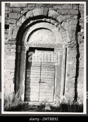 Umbria Perugia Pieve di confine Cascina Romanica. Hutzel, max 1960-1990 stampe mostrano il vecchio edificio (chiesa?) con motivi animali e vegetazione sul portale. Altre foto esterne mostrano un'estremità absidale arrotondata con nicchie. Note oggetto: Nessuna nota Hutzel. Il fotografo e studioso tedesco Max Hutzel (1911-1988) fotografò in Italia dai primi anni '1960 fino alla sua morte. Il risultato di questo progetto, citato da Hutzel come foto Arte minore, è un'accurata documentazione dello sviluppo storico dell'arte in Italia fino al XVIII secolo, che comprende oggetti degli Etruschi e dei Romani, oltre che del mediev Foto Stock