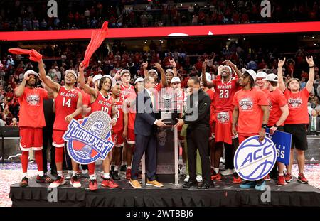 16 marzo 2024: La squadra di pallacanestro maschile della NS State accetta il trofeo ACC dopo la partita di campionato dell'ACC Men's Basketball Tournament tra la University of North Carolina Tarheels e la NC State Wolfpack alla Capital One Arena di Washington, DC Justin Cooper/CSMv Foto Stock