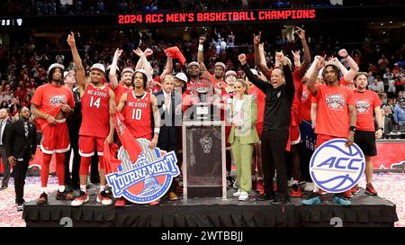 16 marzo 2024: La squadra di pallacanestro maschile di NS State accetta il trofeo ACC dopo la partita di campionato del torneo maschile di pallacanestro ACC tra la University of North Carolina Tarheels e la NC State Wolfpack alla Capital One Arena di Washington, DC Justin Cooper/CSM Foto Stock