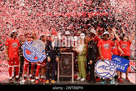 16 marzo 2024: La squadra di pallacanestro maschile di NS State accetta il trofeo ACC dopo la partita di campionato del torneo maschile di pallacanestro ACC tra la University of North Carolina Tarheels e la NC State Wolfpack alla Capital One Arena di Washington, DC Justin Cooper/CSM Foto Stock