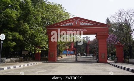 Bangalore, India - 16 gennaio 2024: Ingresso principale dell'alta corte di Karnataka nel Dr. B R Ambedkar veedi Bengaluru. Incredibile architettura storica. Foto Stock