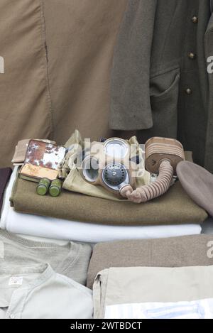 Gli inglesi emettono una maschera antigas WW1 e canister con biancheria da letto su una cuccetta Foto Stock