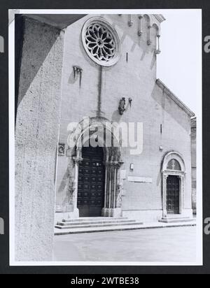 Lazio Frosinone Sora S. Restituta. Hutzel, Max 1960-1990 Medieval: Scultura architettonica. La decorazione che circonda i tre portali principali e alcuni altri frammenti di scultura architettonica rimangono dalla chiesa romanica. Post-medievale: Architettura. La chiesa fu ricostruita in stile romanico dopo un terremoto del 1915. Note sull'oggetto: 1 Stampa senza negativo. Il fotografo e studioso tedesco Max Hutzel (1911-1988) fotografò in Italia dai primi anni '1960 fino alla sua morte. Il risultato di questo progetto, citato da Hutzel come foto Arte minore, è un'accurata documentazione di arte hi Foto Stock