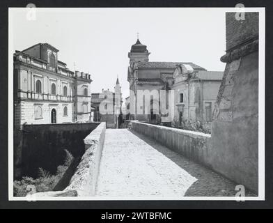 Lazio Roma Genazzano vedute generali. Hutzel, Max 1960-1990 Vista esterna: Facciata di S. Nicola; una casa del XIV secolo; case medievali; bifore, finestre a più strati; la gotica Casa Apolloni in via del corso e vedute dei viadotti del XIV secolo. Note sull'oggetto: Molte di queste vedute sono descritte nelle note di Hutzel su Castello colonna. Il fotografo e studioso tedesco Max Hutzel (1911-1988) fotografò in Italia dai primi anni '1960 fino alla sua morte. Il risultato di questo progetto, citato da Hutzel come foto Arte minore, è un'accurata documentazione dello sviluppo storico dell'arte in Italia fino a t Foto Stock