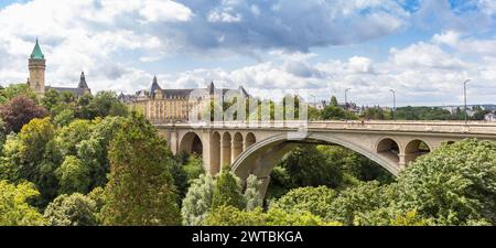 Panorama del ponte Adolphe fino all'Altopiano Borbonico nella città di Lussemburgo Foto Stock