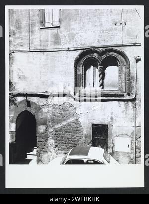 Lazio Roma Genazzano vedute generali. Hutzel, Max 1960-1990 Vista esterna: Facciata di S. Nicola; una casa del XIV secolo; case medievali; bifore, finestre a più strati; la gotica Casa Apolloni in via del corso e vedute dei viadotti del XIV secolo. Note sull'oggetto: Molte di queste vedute sono descritte nelle note di Hutzel su Castello colonna. Il fotografo e studioso tedesco Max Hutzel (1911-1988) fotografò in Italia dai primi anni '1960 fino alla sua morte. Il risultato di questo progetto, citato da Hutzel come foto Arte minore, è un'accurata documentazione dello sviluppo storico dell'arte in Italia fino a t Foto Stock