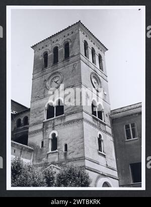 Lazio Frosinone Sora S. Restituta. Hutzel, Max 1960-1990 Medieval: Scultura architettonica. La decorazione che circonda i tre portali principali e alcuni altri frammenti di scultura architettonica rimangono dalla chiesa romanica. Post-medievale: Architettura. La chiesa fu ricostruita in stile romanico dopo un terremoto del 1915. Note sull'oggetto: 1 Stampa senza negativo. Il fotografo e studioso tedesco Max Hutzel (1911-1988) fotografò in Italia dai primi anni '1960 fino alla sua morte. Il risultato di questo progetto, citato da Hutzel come foto Arte minore, è un'accurata documentazione di arte hi Foto Stock