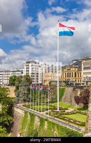 Bandiera nazionale sulla piazza della Costituzione a Lussemburgo Foto Stock