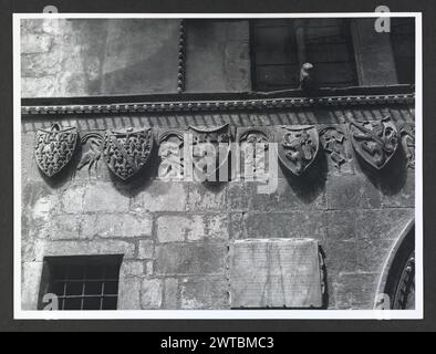 Abruzzo Pescara popoli Taverna Ducale. Hutzel, Max 1960-1990 Medieval: Architettura Civica (c.1350); scultura architettonica, comprensiva di stemmi e rilievi. Il fotografo e studioso tedesco Max Hutzel (1911-1988) fotografò in Italia dai primi anni '1960 fino alla sua morte. Il risultato di questo progetto, citato da Hutzel come foto Arte minore, è un'accurata documentazione dello sviluppo storico dell'arte in Italia fino al XVIII secolo, che comprende oggetti degli Etruschi e dei Romani, nonché monumenti altomedievali, romanici, gotici, rinascimentali e barocchi. Le immagini sono organizzate in g Foto Stock