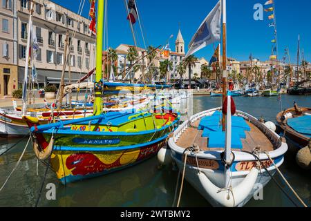Porto con barche da pesca storiche, Sanary-sur-Mer, Provence-Alpes-Cote d'Azur, Francia Foto Stock