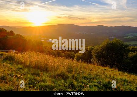 Tramonto sul Kreuzberg nel Rodano, Kreuzberg vicino a Bischofsheim, Rhoen, bassa Franconia, Baviera, Germania Foto Stock