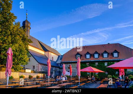 Birreria all'aperto presso il monastero di Kreuzberg, alla luce della sera, Kreuzberg nel Rhoen, Kreuzberg vicino a Bischofsheim, Rhoen, bassa Franconia, Baviera Foto Stock