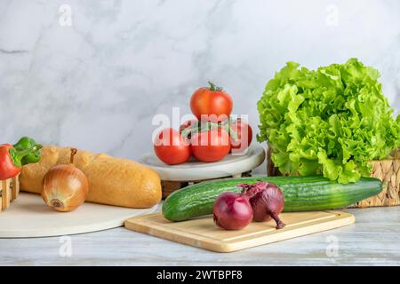 Verdure fresche e una baguette sistemate su un bancone della cucina, stanza delle copie Foto Stock