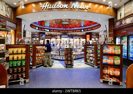 Grand Central Terminal, anche Grand Central Station, cliente che guarda i prodotti in un negozio di giornali illuminato, sull'East River, Manhattan Foto Stock