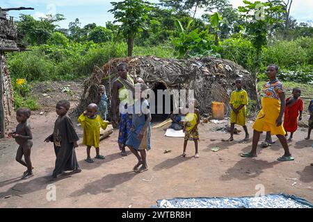 Pigmei del popolo Baka o BaAka, Bayanga, Prefettura di Sangha-Mbaere, Repubblica Centrafricana Foto Stock