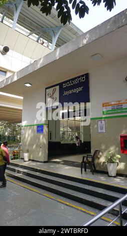 Bangalore, India - 16 gennaio 2024: Vista esterna della stazione della metropolitana di Jayanagar, Bangalore. Incredibile architettura moderna. Foto Stock