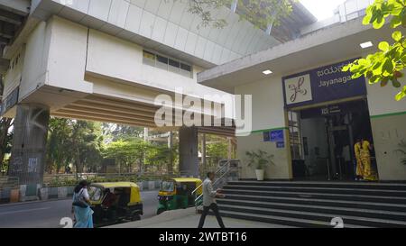 Bangalore, India - 16 gennaio 2024: Vista esterna della stazione della metropolitana di Jayanagar, Bangalore. Incredibile architettura moderna. Foto Stock