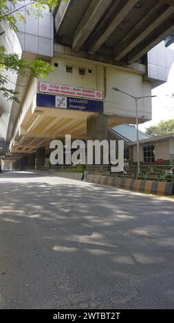 Bangalore, India - 16 gennaio 2024: Vista esterna della stazione della metropolitana di Jayanagar, Bangalore. Incredibile architettura moderna. Foto Stock