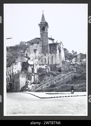 Abruzzo Pescara popoli SS. Trinita. Hutzel, Max 1960-1990 Post-medievale: Architettura settecentesca con tre portali e tamburo ottagonale per cupola. Il fotografo e studioso tedesco Max Hutzel (1911-1988) fotografò in Italia dai primi anni '1960 fino alla sua morte. Il risultato di questo progetto, citato da Hutzel come foto Arte minore, è un'accurata documentazione dello sviluppo storico dell'arte in Italia fino al XVIII secolo, che comprende oggetti degli Etruschi e dei Romani, nonché monumenti altomedievali, romanici, gotici, rinascimentali e barocchi. Le immagini sono organizzate in base alla registrazione geografica Foto Stock