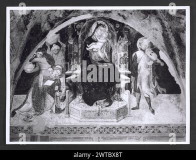 Marce Macerata San Ginesio Oratorio di S. Biagio. Hutzel, max 1960-1990 foto della cripta della Collegiata. Gli affreschi mostrano la vita di S. Biagio e S. Biagio Vescovo. Ci sono anche una Madonna con bambino e angeli musicali. Note sull'oggetto: Le note della campagna fotografica Hutzel non sono state modificate. Il fotografo e studioso tedesco Max Hutzel (1911-1988) fotografò in Italia dai primi anni '1960 fino alla sua morte. Il risultato di questo progetto, citato da Hutzel come foto Arte minore, è un'accurata documentazione dello sviluppo storico dell'arte in Italia fino al XVIII secolo, che comprende oggetti degli Etruschi e t Foto Stock