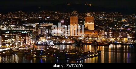 Oslo Norwegen Stadtfotos und Besonderheiten Oslo bei Nacht mit historischem Rathaus. Oslo-Norwegen-Mixt **** Oslo Norvegia foto della città e caratteristiche speciali Oslo di notte con il municipio storico Oslo Norway Mixt Foto Stock